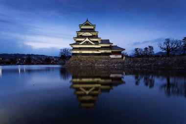 Japonca Matsumoto Kalesi doğal görünüm gündüz, bulutlu gökyüzü altında