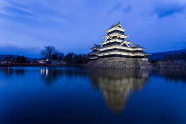 Japonca Matsumoto Kalesi doğal görünüm gece bulutlu gökyüzü altında