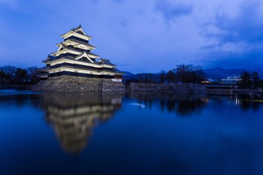 Japonca Matsumoto Kalesi doğal görünüm gece bulutlu gökyüzü altında