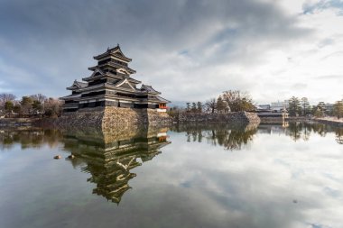 Japonca Matsumoto Kalesi doğal görünüm gündüz, bulutlu gökyüzü altında