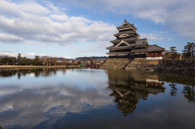 Japonca Matsumoto Kalesi doğal görünüm gündüz, bulutlu gökyüzü altında