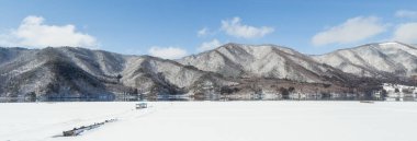 Karlı şehir merkezi Japonya kış doğa ile çevrili.