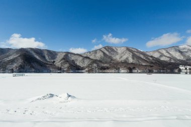 Karlı şehir merkezi Japonya kış doğa ile çevrili.