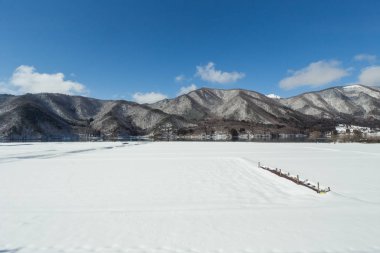 Karlı şehir merkezi Japonya kış doğa ile çevrili.
