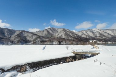 Karlı şehir merkezi Japonya kış doğa ile çevrili.