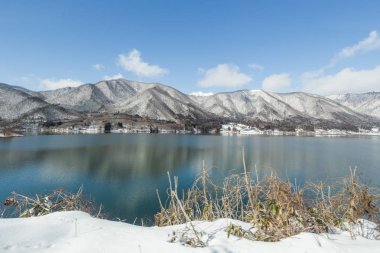 Karlı şehir merkezi Japonya kış doğa ile çevrili.