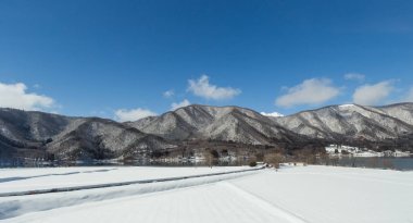 Karlı şehir merkezi Japonya kış doğa ile çevrili.
