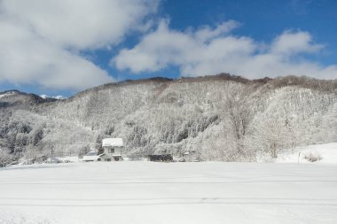 Karlı şehir merkezi Japonya kış doğa ile çevrili.