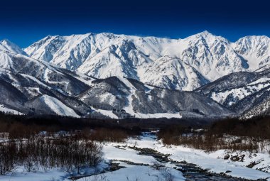 Karlı kış Doğa Merkezi Japonya Dağları ve ağaçları manzaralı