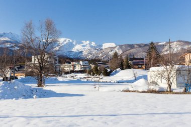 Karlı şehir merkezi Japonya kış doğa ile çevrili.