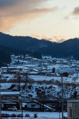 Karlı şehir merkezi Japonya kış doğa ile çevrili.