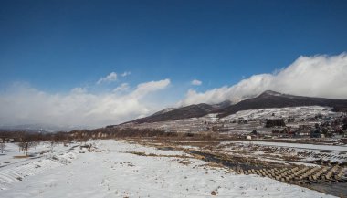 Karlı şehir merkezi Japonya kış doğa ile çevrili.