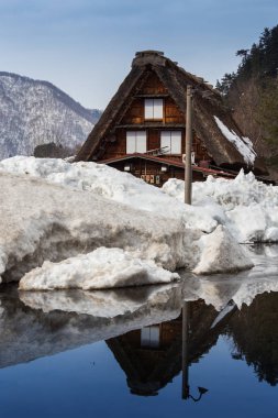 Gündüz, merkezi Japonya'nın Shirakawago Köyü'nde mimarisinin doğal görünümü