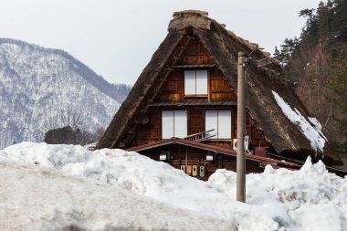 Gündüz, merkezi Japonya'nın Shirakawago Köyü'nde mimarisinin doğal görünümü