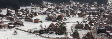 Gündüz, merkezi Japonya'nın Shirakawago Köyü'nde mimarisinin doğal görünümü