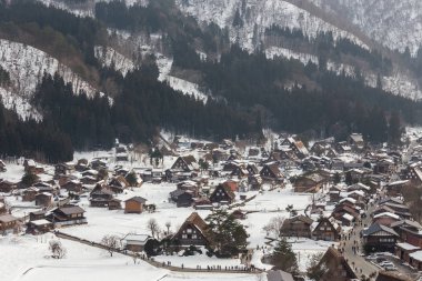 Gündüz, merkezi Japonya'nın Shirakawago Köyü'nde mimarisinin doğal görünümü