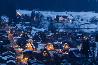 Shirakawago Köyü Merkez Japonya'da mimarisinin doğal gece görünümü 