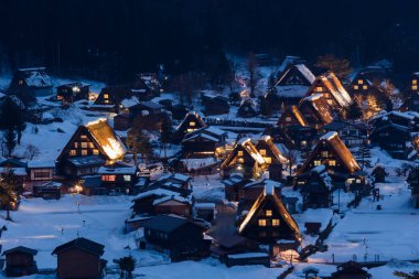 Shirakawago Köyü Merkez Japonya'da mimarisinin doğal gece görünümü 