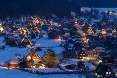 Shirakawago Köyü Merkez Japonya'da mimarisinin doğal gece görünümü 