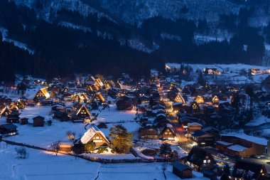 Shirakawago Köyü Merkez Japonya'da mimarisinin doğal gece görünümü 