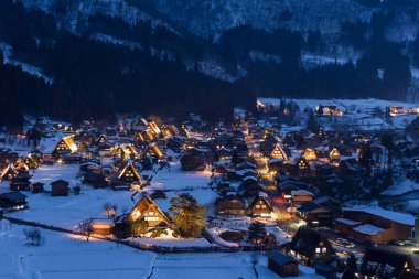 Shirakawago Köyü Merkez Japonya'da mimarisinin doğal gece görünümü 
