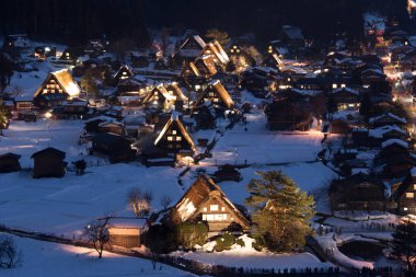 Shirakawago Köyü Merkez Japonya'da mimarisinin doğal gece görünümü 