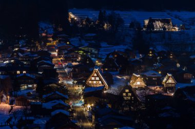 Shirakawago Köyü Merkez Japonya'da mimarisinin doğal gece görünümü 