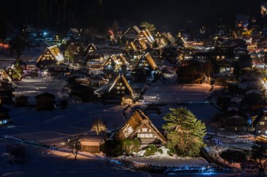 Shirakawago Köyü Merkez Japonya'da mimarisinin doğal gece görünümü 