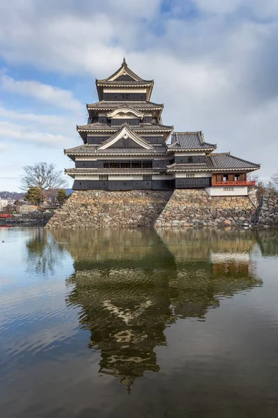Vista Panorámica Del Castillo Japonés Matsumoto Bajo Cielo Nublado Durante —  Fotos de Stock