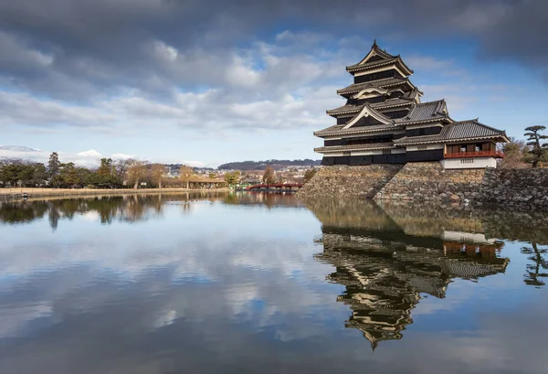 Vista Panorámica Del Castillo Japonés Matsumoto Bajo Cielo Nublado Durante — Foto de Stock