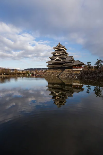 Vista Panorámica Del Castillo Japonés Matsumoto Bajo Cielo Nublado Durante —  Fotos de Stock