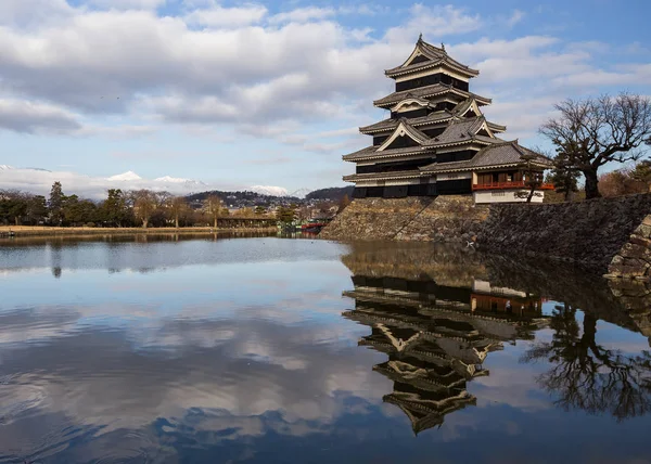 Vista Panorámica Del Castillo Japonés Matsumoto Bajo Cielo Nublado Durante — Foto de Stock