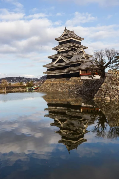 Vista Panorámica Del Castillo Japonés Matsumoto Bajo Cielo Nublado Durante — Foto de Stock