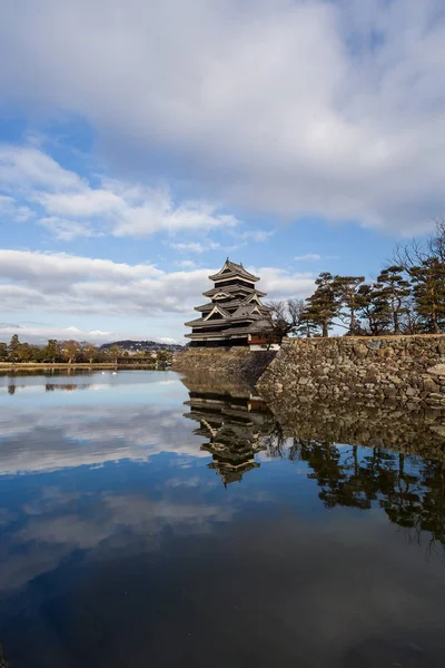 Vista Panorámica Del Castillo Japonés Matsumoto Bajo Cielo Nublado Durante —  Fotos de Stock