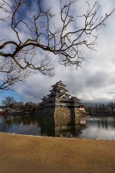 Vacker Utsikt Över Japanska Matsumoto Castle Molnig Himmel Dagtid — Stockfoto