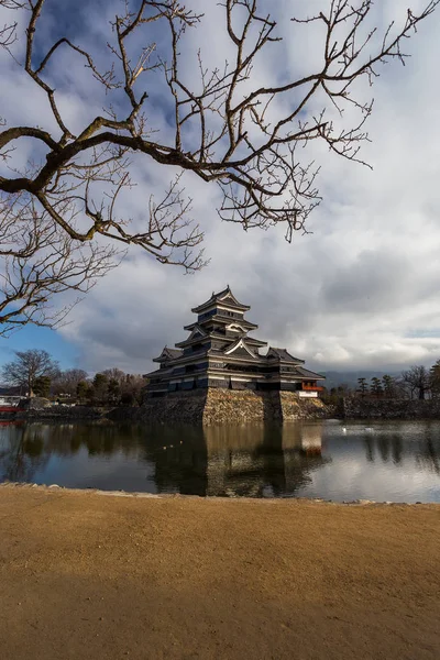 Vista Panorâmica Castelo Matsumoto Japonês Sob Céu Nublado Durante Dia — Fotografia de Stock