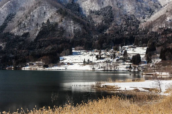 被冬季自然包围的雪山城市 日本中部 — 图库照片