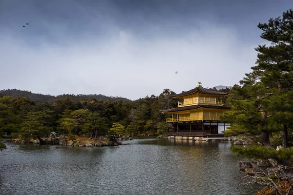 Veduta Dell Antico Tempio Kyoto Circondato Alberi Giorno Giappone — Foto Stock