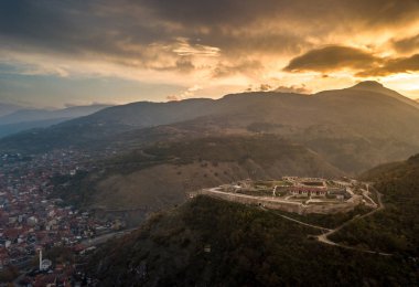 Karanlıkta Kosova'da Prizren cityscape