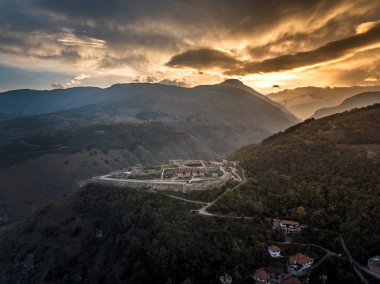 Karanlıkta Kosova'da Prizren cityscape