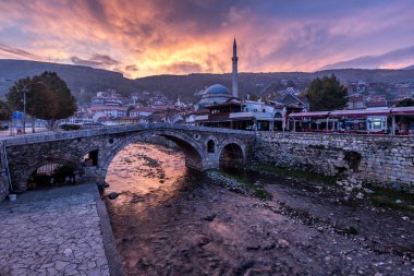 Karanlıkta Kosova'da Prizren cityscape