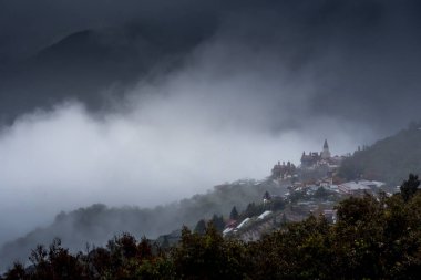 Sisli dağlardaki kalenin havadan görünüşü 