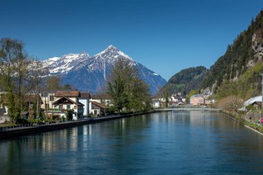 güzel manzara nehir ve eve Interlaken, İsviçre