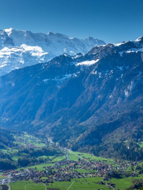 güzel manzara nehir ve eve Interlaken, İsviçre