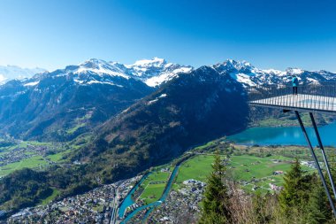 güzel manzara nehir ve eve Interlaken, İsviçre