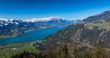 güzel manzara nehir ve eve Interlaken, İsviçre