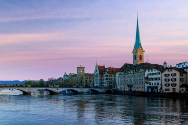 Zürih. Zürih, İsviçre ' nin başkenti dramatik günbatımı sırasında görüntü.