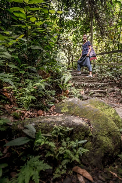 Aziatische Vrouw Wandelen Kinabalu Berggebied Maleisië — Stockfoto