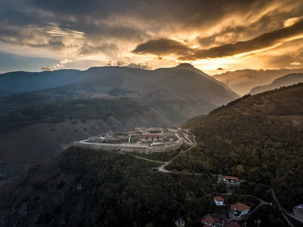 Karanlıkta Kosova Prizren Cityscape — Stok fotoğraf