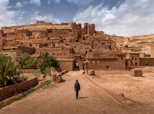 Viaggiatore Donna Grande Paesaggio Con Città Pietra Marocco — Foto Stock